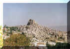 Pravo turko mesto vklesano v vulkanske kamnine - Cappadocia (208628 bytes)