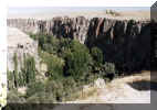 Kanjon v Cappadocii (241682 bytes)