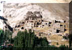 Samostan vklesan v skalo v Cappadocii (265388 bytes)