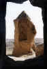 Pogled skozi okno samostana vklesanega v skalo v Cappadocii (154547 bytes)