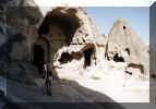 Samostan vklesan v skalo v Cappadocii 2 (180227 bytes)