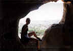Pogled skozi okno samostana vklesanega v skalo v Cappadocii (126995 bytes)